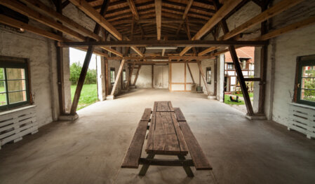 Kinder spielen in der Spielscheune