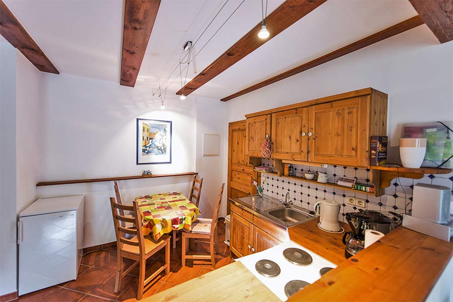 Helle, vollständig ausgestattete Küche