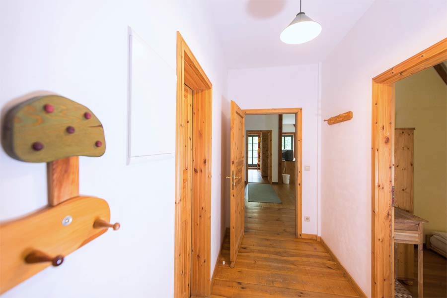 Terrasse mit Tisch und Blick über Wiese